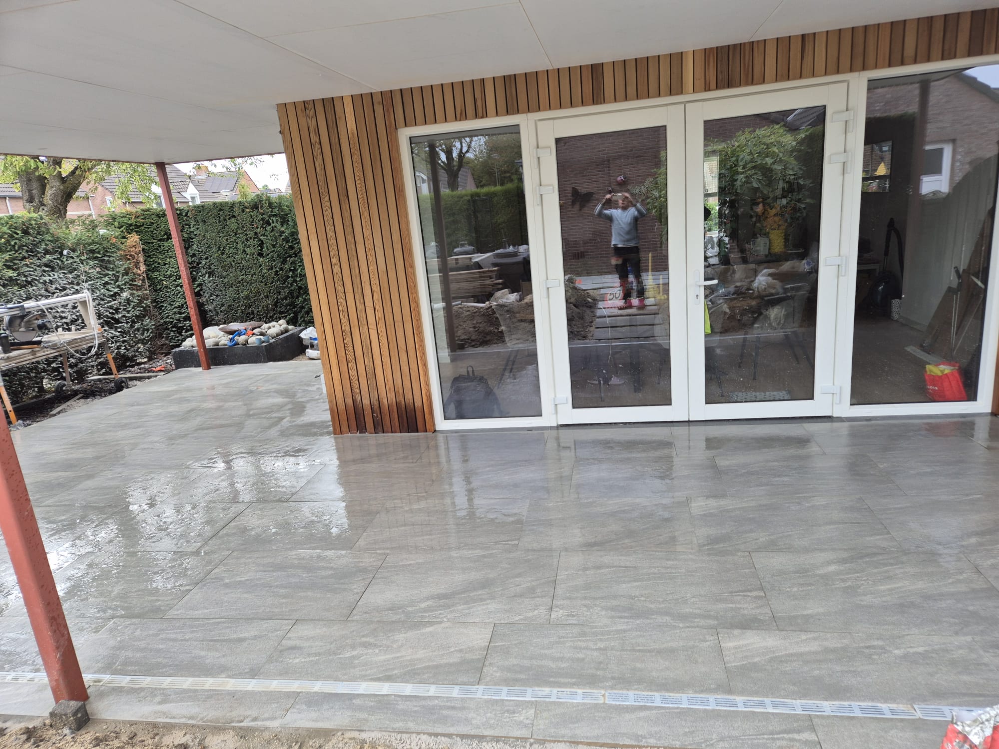 Terras met houtafwerking